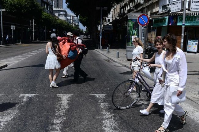 Женщины в белом идут по Тель-Авиву