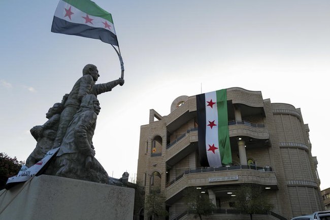 Флаг сирийской оппозиции в Мадждаль-Шамсе, Голанские высоты, 8 декабря 2024 года