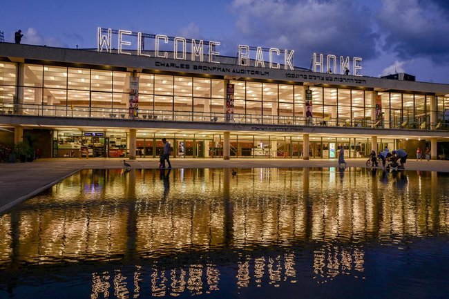 Надпись Welcome Back Home на площади Абимы