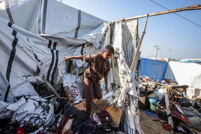 Палестинский мальчик у палатки в секторе Газа
