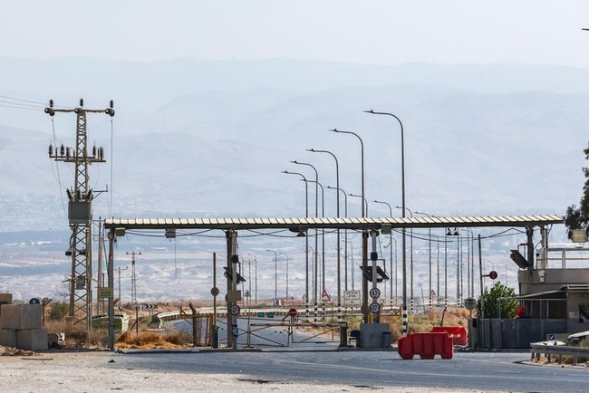 Вид закрытого КПП «Алленби» на границе Израиля и Иордании.