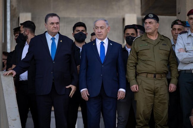 Министр обороны Исраэль Кац, премьер-министр Биньямин Нетаниягу и начальник Генштаба Эяль Замир.