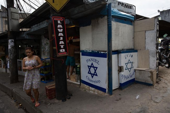 Еврейская лавка в одной из фавел Рио-де-Жанейро.