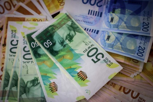 Шекелевые купюры.