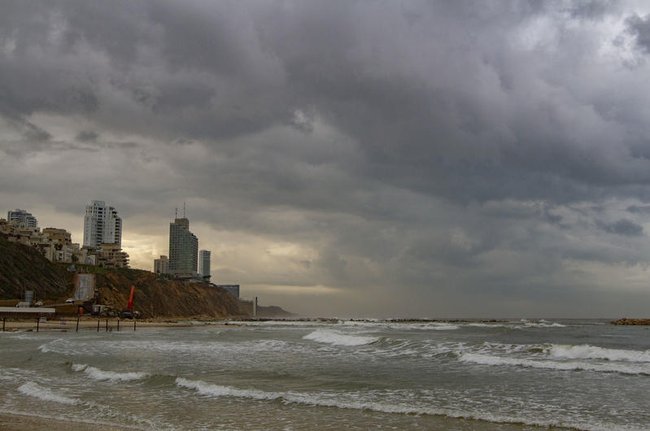 Штормовое море у побережья Израиля.