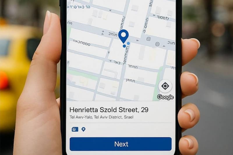 Экран смартфона в приложении для заказа такси.