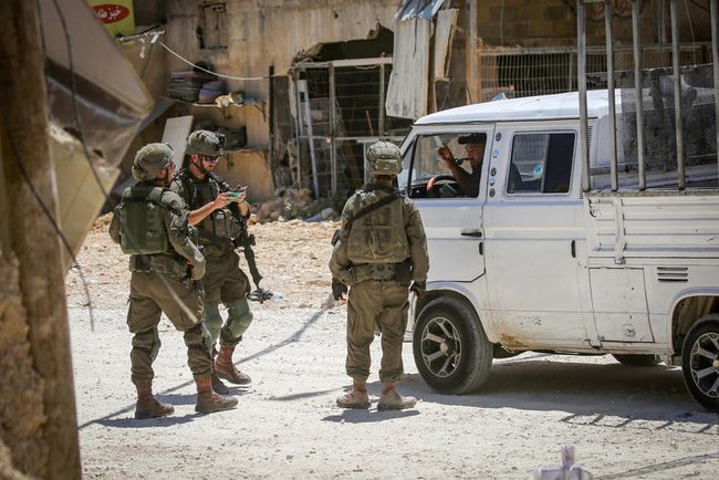 Солдаты ЦАХАЛ на улицах Тулькарма.