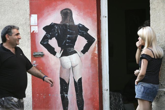 Мужчина улыбается молодой женщине на улице в южном Тель-Авиве