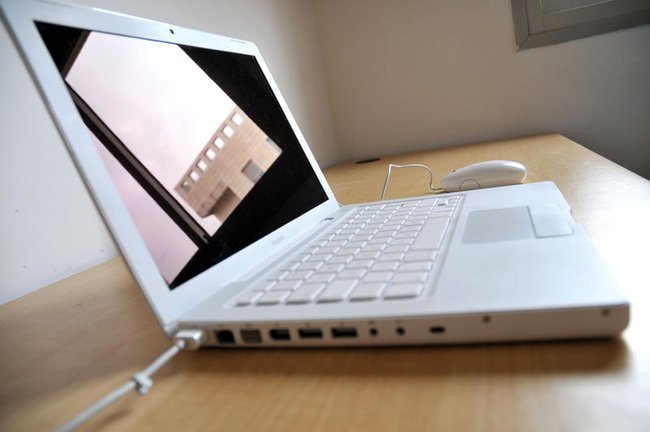 Ноутбук на столе