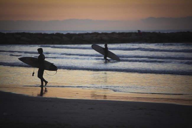Серферы на закате, Тель-Авив