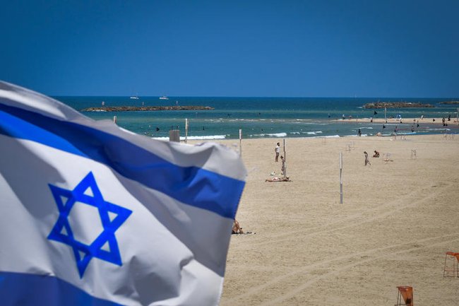 Вид на море в Тель-Авиве и израильский флаг
