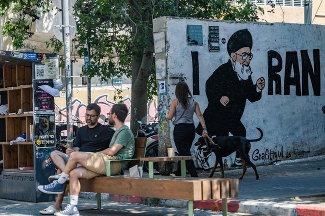 Мурал с бегущим аятоллой