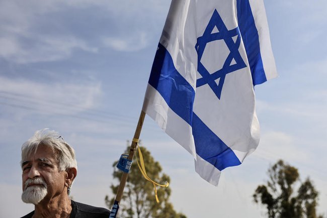Человек с израильским флагом