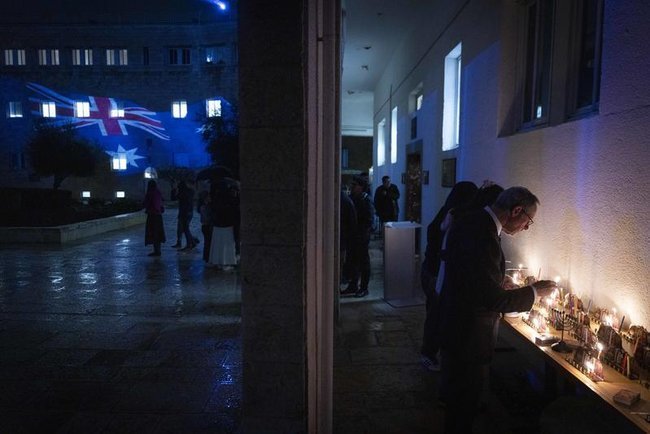 Австралийский флаг и памяьные свечи у Всемирной сионистской организации