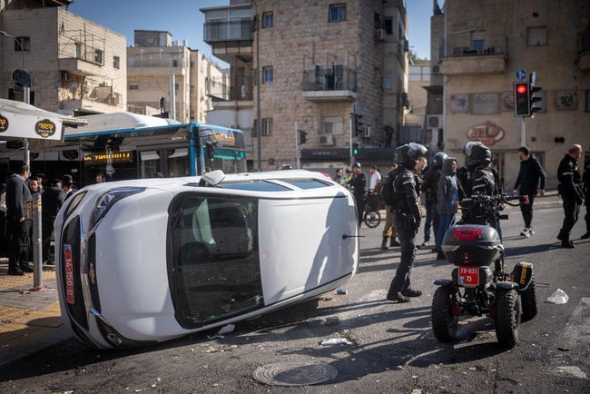 Перевернутая машина во время беспорядков в Иерусалиме 18 декабря.