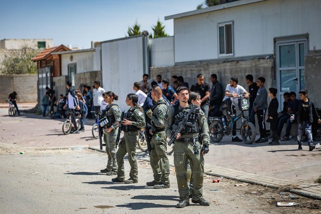 Силы безопасности Израиля на улицах Рахата.