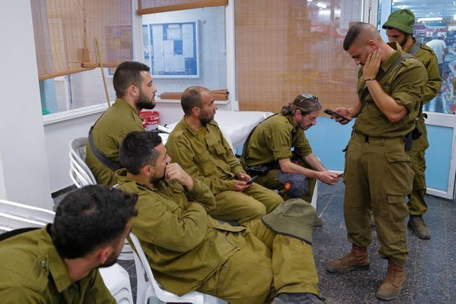 Резервисты ЦАХАЛ охраняют кибуц на севере Израиля.