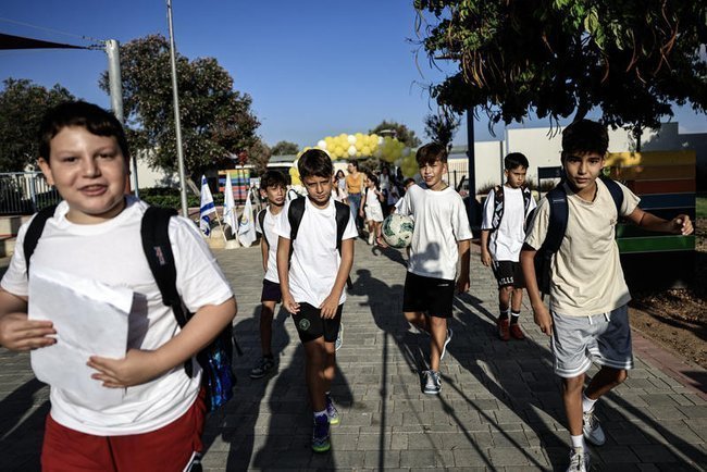 Израильские школьники идут на занятия.