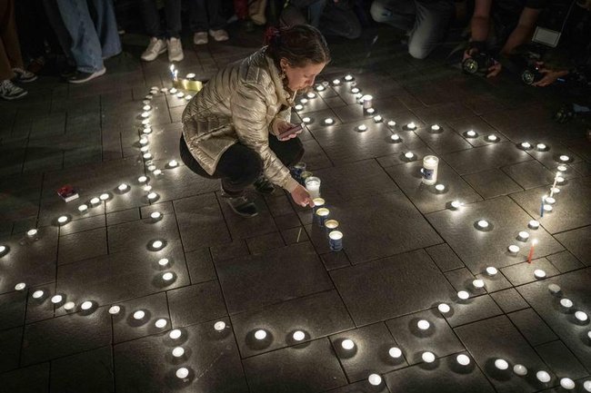 Зажжение свечей в Тель-Авиве в память о жертвах теракта в Сиднее.