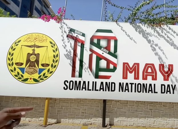Фото с плакатом о независимости Сомалиленда