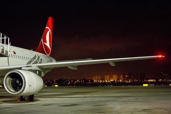 Самолет Turkish Airlines на взлетно-посадочной полосе
