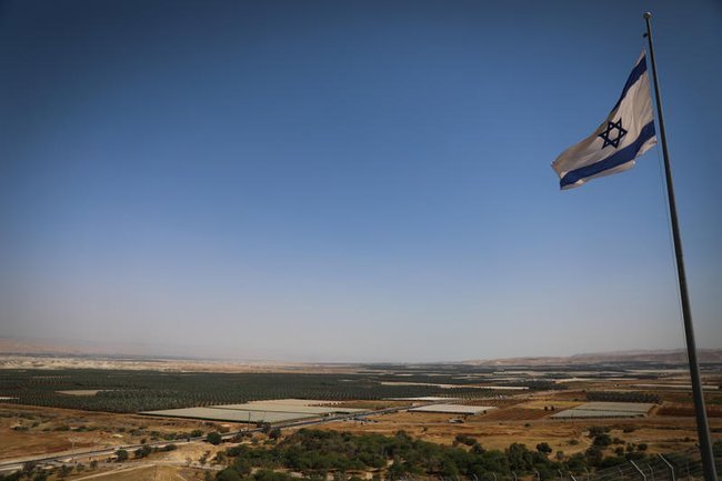 Вид на Иорданскую долину с израильским флагом