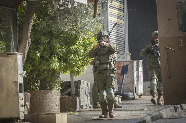 Израильские силы безопасности проводят рейд в городе Кабатия после вчерашнего теракта, 27 декабря 2025