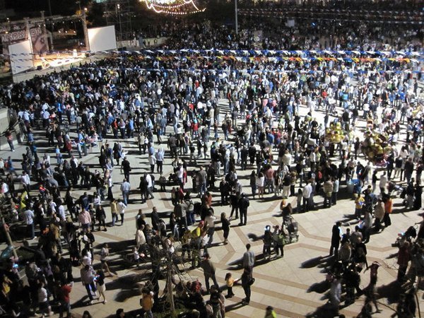 Тысячи людей на праздновании Дня независимости Израиля в Кфар-Сабе.