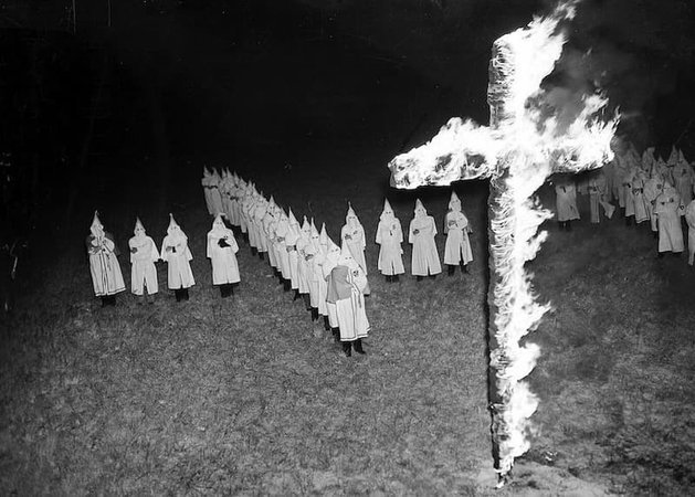 Члены Ку-клукс-клана во время сожжения креста в Тампе, Флорида, 1939 год