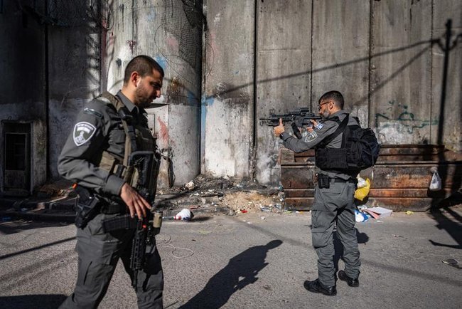 Бойцы пограничной полиции у барьера безопасности в восточном Иерусалиме.