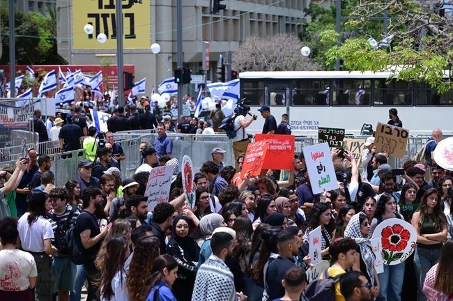 Одновременные акции левых и правых активистов у Тель-Авивского университета.