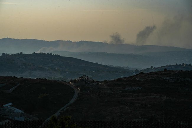 Дым, поднимающийся над Ливаном после авиаудара ЦАХАЛ.