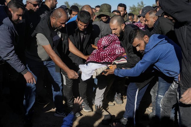 Похороны погибшего заложника Самера Талалки в бедуинском городе Хура на юге Израиля.
