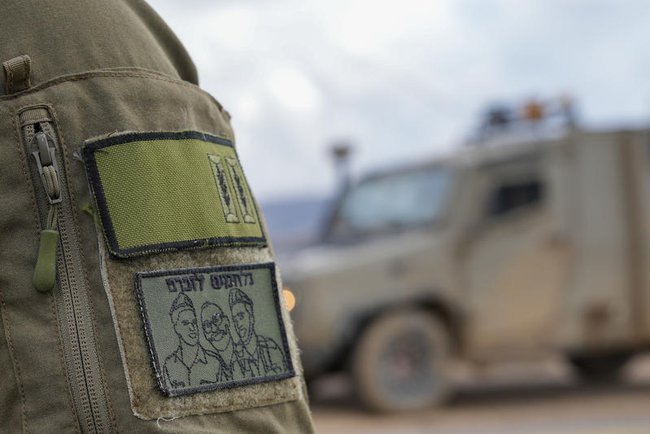 Израильский солдат на дежурстве у границы с Ливаном