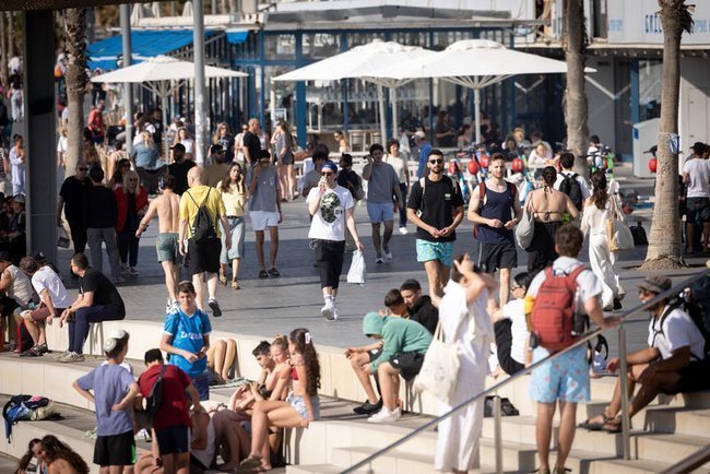 Толпы отдыхающих на тель-авивской набережной.