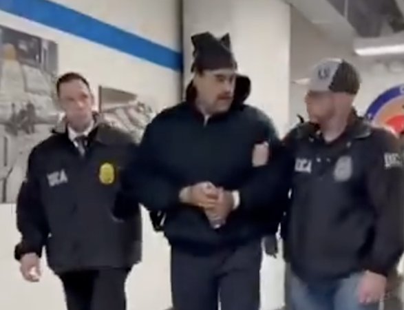 Задержанный президент Венесуэлы Николас Мадуро в наручниках