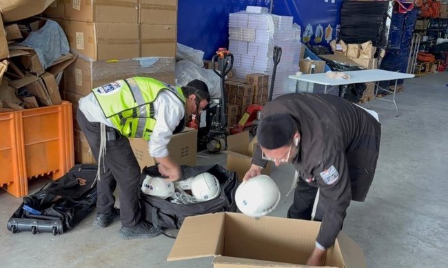 Добровольцы ЗАКА собирают оборудование перед вылетом в Швейцарию