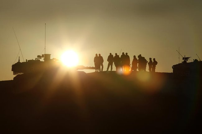 Тени солдат в свете солнца