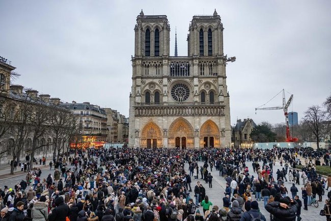 Вид на собор Нотр-дам-де-Пари
