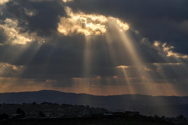 Луч света пробивается через грозовые тучи