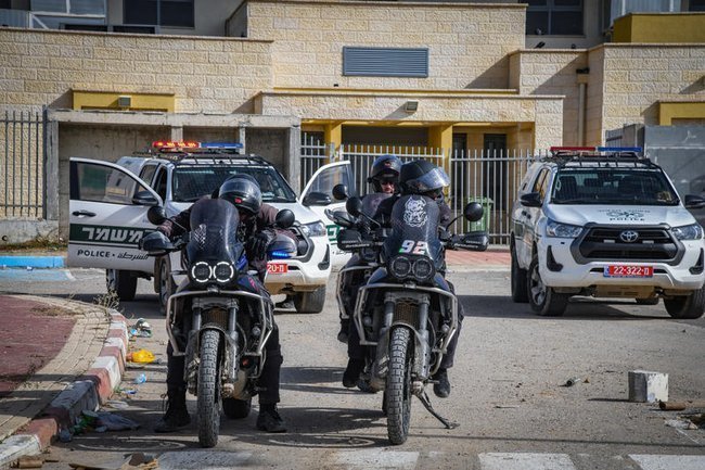 Полиция на авто и мотоциклах в городе Тарабин