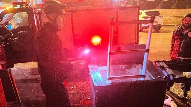 Из подземного мусорного бака торчит спасательная лесница