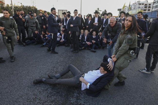 Разгон демонстрации против призыва ультраортодоксов в Бней-Браке.