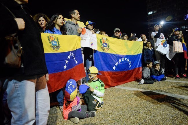 Участники демонстрации в поддержку лидера венесуэльской оппозиции Хуана Гуайдо в Тель-Авиве 2 февраля 2019 года