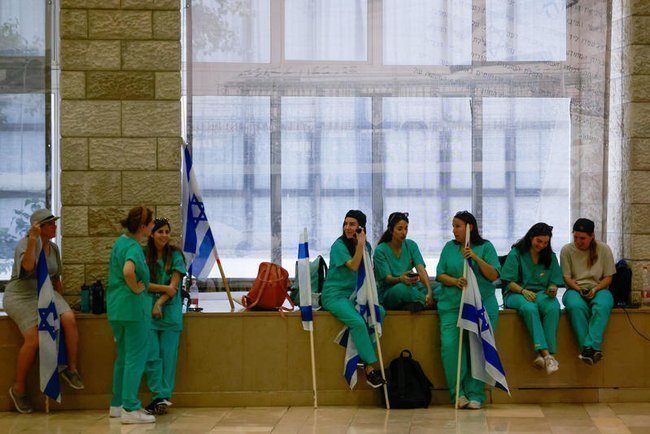 Врачи с флагами Израиля