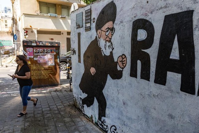 Мурал с изображением бегущего верховного лидера Ирана аятоллы Али Хаменеи