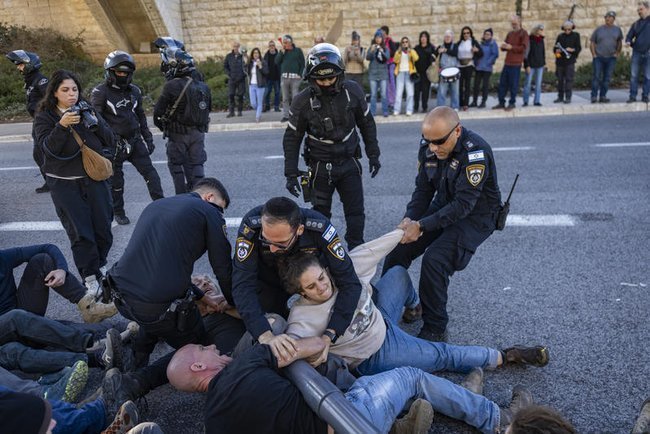 Полиция задерживает протестующую женщину