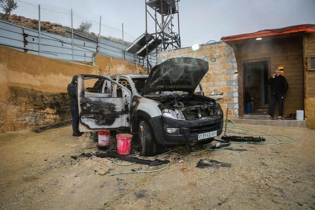 Палестинский автомобиль, сожженный в ходе нападения радикалов.