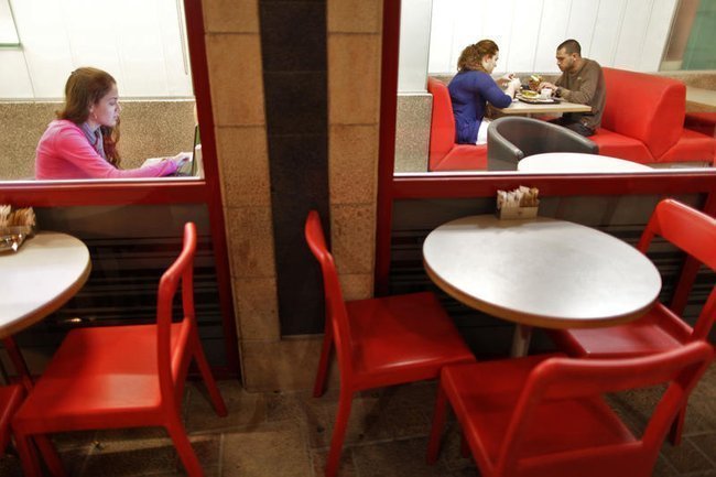 Встреча активистов интернет-движения «Awakening in Jerusalem» в кафе в Иерусалиме.