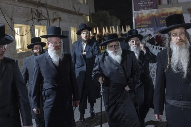 Авторитетные раввины собираются на заседание Совета мудрецов Торы.